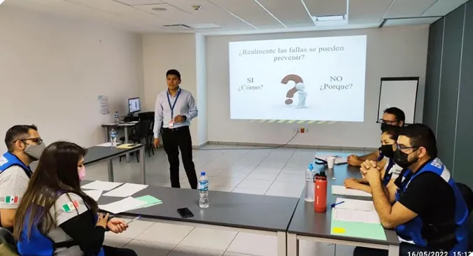 Instructor de CAPPRO impartiendo un curso en aula